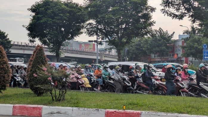Sáng nay, khu vực cầu Bình Lợi, người dân phải nhích từng chút- Ảnh 5. Sáng nay, khu vực cầu Bình Lợi, người dân phải nhích từng chút- Ảnh 5.