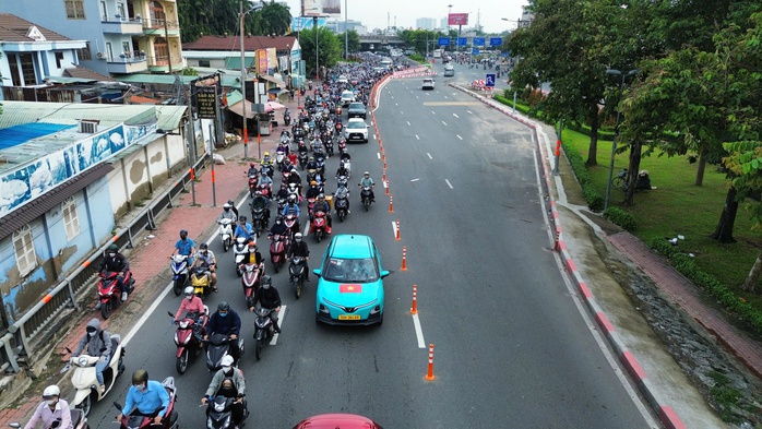 Sáng nay, khu vực cầu Bình Lợi, người dân phải nhích từng chút- Ảnh 4. Sáng nay, khu vực cầu Bình Lợi, người dân phải nhích từng chút- Ảnh 4.