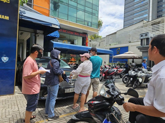 Vì sao nhiều người vẫn xếp hàng mua vàng dù giá ở vùng đỉnh chót vót?- Ảnh 2.