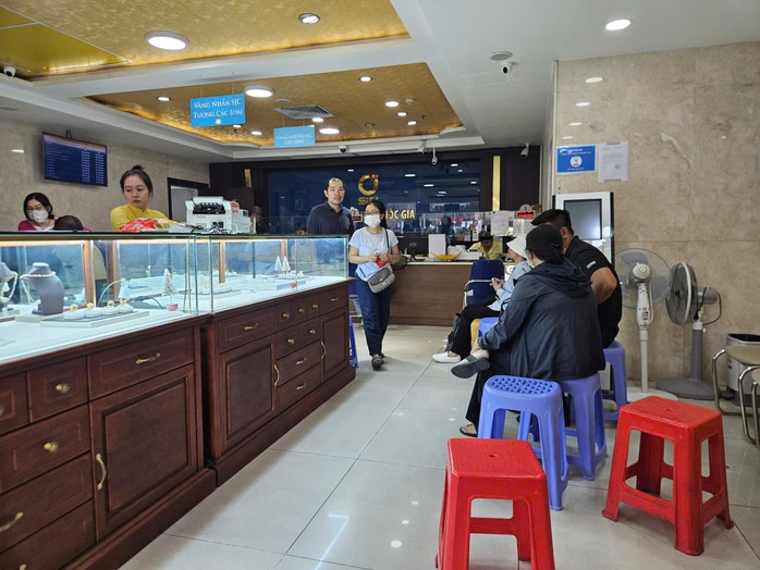 Vì sao nhiều người vẫn xếp hàng mua vàng dù giá ở vùng đỉnh chót vót?- Ảnh 5.
