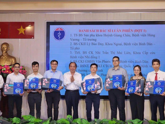 Bác sĩ trẻ tình nguyện ra Côn Đảo: Tuổi trẻ là để trải nghiệm và cống hiến - Ảnh 1.