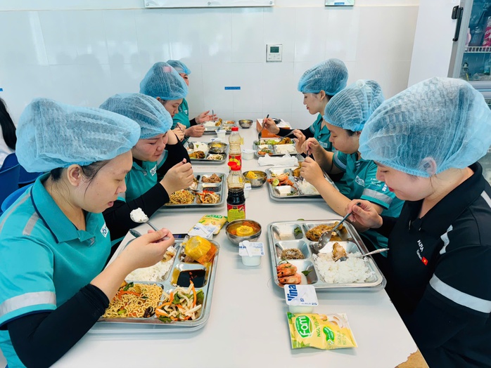 Hàng chục ngàn công nhân cùng thưởng thức bữa ăn ca đặc biệt- Ảnh 6. Hàng chục ngàn công nhân cùng thưởng thức bữa ăn ca đặc biệt- Ảnh 6.