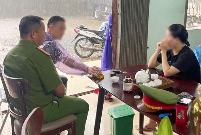 Ngăn người phụ nữ buồn chuyện gia đình định nhảy sông Mã tự tử- Ảnh 1. Ngăn người phụ nữ buồn chuyện gia đình định nhảy sông Mã tự tử- Ảnh 1.