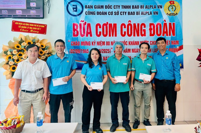 Hàng chục ngàn công nhân cùng thưởng thức bữa ăn ca đặc biệt- Ảnh 7. Hàng chục ngàn công nhân cùng thưởng thức bữa ăn ca đặc biệt- Ảnh 7.