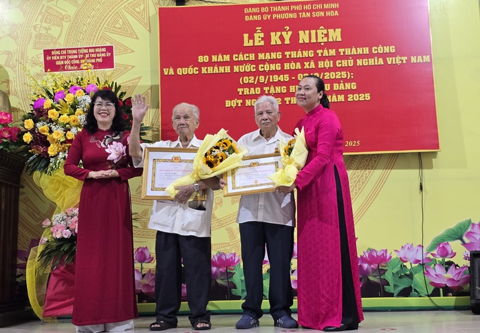 Trung tướng Mai Hoàng trao Huy hiệu Đảng tại phường Tân Sơn Hoà- Ảnh 6. Trung tướng Mai Hoàng trao Huy hiệu Đảng tại phường Tân Sơn Hoà- Ảnh 6.