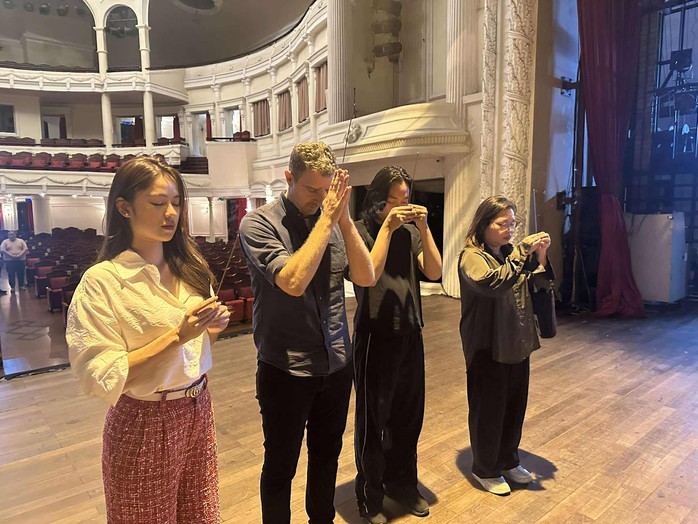 NSƯT Võ Minh Lâm tái ngộ đạo diễn Minh Nguyệt trong dự án kịch "Bút máu"- Ảnh 8. NSƯT Võ Minh Lâm tái ngộ đạo diễn Minh Nguyệt trong dự án kịch "Bút máu"- Ảnh 8.
