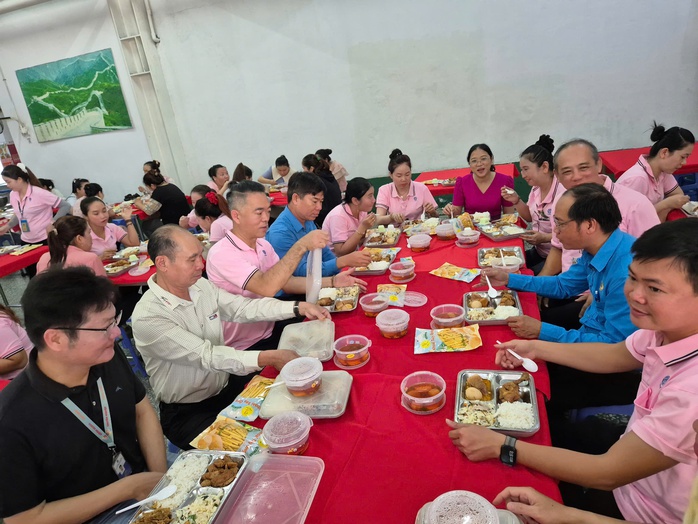 Hàng chục ngàn công nhân cùng thưởng thức bữa ăn ca đặc biệt- Ảnh 1. Hàng chục ngàn công nhân cùng thưởng thức bữa ăn ca đặc biệt- Ảnh 1.