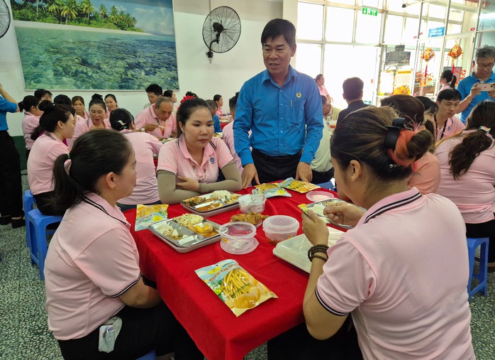 Hàng chục ngàn công nhân cùng thưởng thức bữa ăn ca đặc biệt- Ảnh 2. Hàng chục ngàn công nhân cùng thưởng thức bữa ăn ca đặc biệt- Ảnh 2.