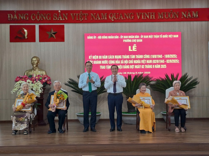 Phường Chợ Quán trao tặng Huy hiệu Đảng cho 31 đồng chí đảng viên - Ảnh 2.