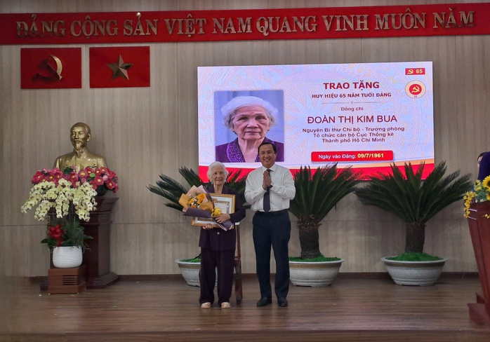 Phường Chợ Quán trao tặng Huy hiệu Đảng cho 31 đồng chí đảng viên - Ảnh 1.