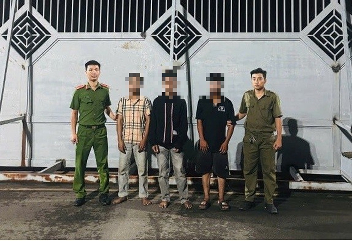 Phát hiện điều bất ngờ trong một lán trại ở Đồng Nai - Ảnh 1. Phát hiện điều bất ngờ trong một lán trại ở Đồng Nai - Ảnh 1.