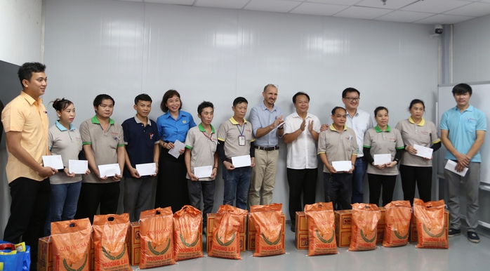 Chủ tịch một phường ở TP HCM thưởng thức "bữa cơm đặc biệt" với công nhân- Ảnh 6. Chủ tịch một phường ở TP HCM thưởng thức "bữa cơm đặc biệt" với công nhân- Ảnh 6.
