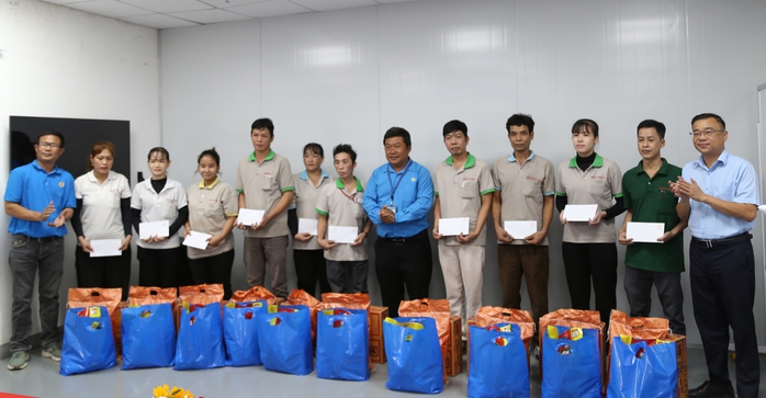 Chủ tịch một phường ở TP HCM thưởng thức "bữa cơm đặc biệt" với công nhân- Ảnh 7. Chủ tịch một phường ở TP HCM thưởng thức "bữa cơm đặc biệt" với công nhân- Ảnh 7.