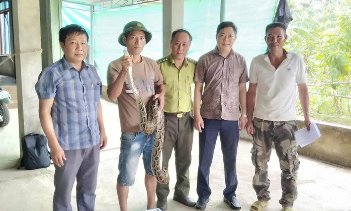 Loài vật lạ bò trong vườn nhà dân, cả làng kéo đến xem ở Quảng Trị - Ảnh 1. Loài vật lạ bò trong vườn nhà dân, cả làng kéo đến xem ở Quảng Trị - Ảnh 1.