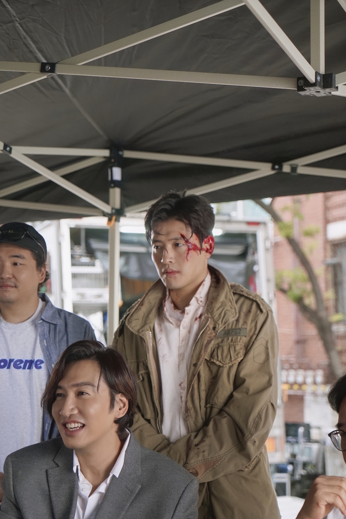 "Thị đế Beaksang" Kang Ha-neul so kè Lee Kwang-soo trong phim Việt - Hàn- Ảnh 1. "Thị đế Beaksang" Kang Ha-neul so kè Lee Kwang-soo trong phim Việt - Hàn- Ảnh 1.