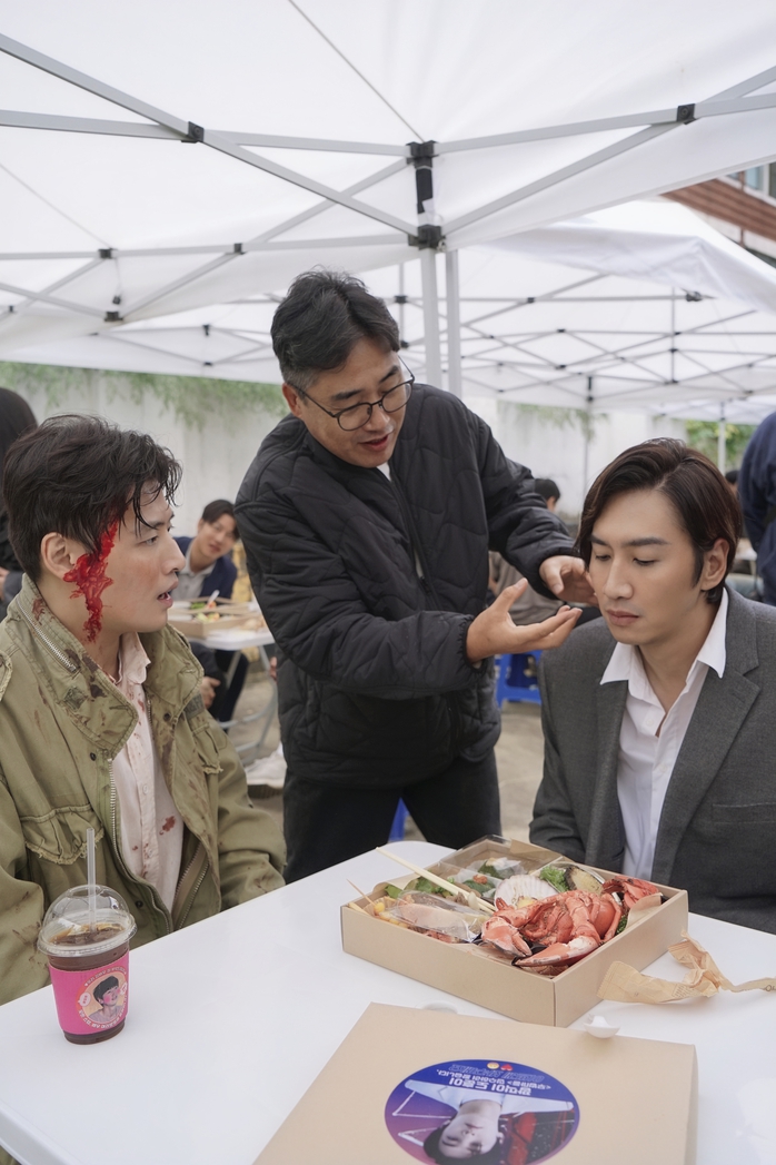 "Thị đế Beaksang" Kang Ha-neul so kè Lee Kwang-soo trong phim Việt - Hàn- Ảnh 3. "Thị đế Beaksang" Kang Ha-neul so kè Lee Kwang-soo trong phim Việt - Hàn- Ảnh 3.