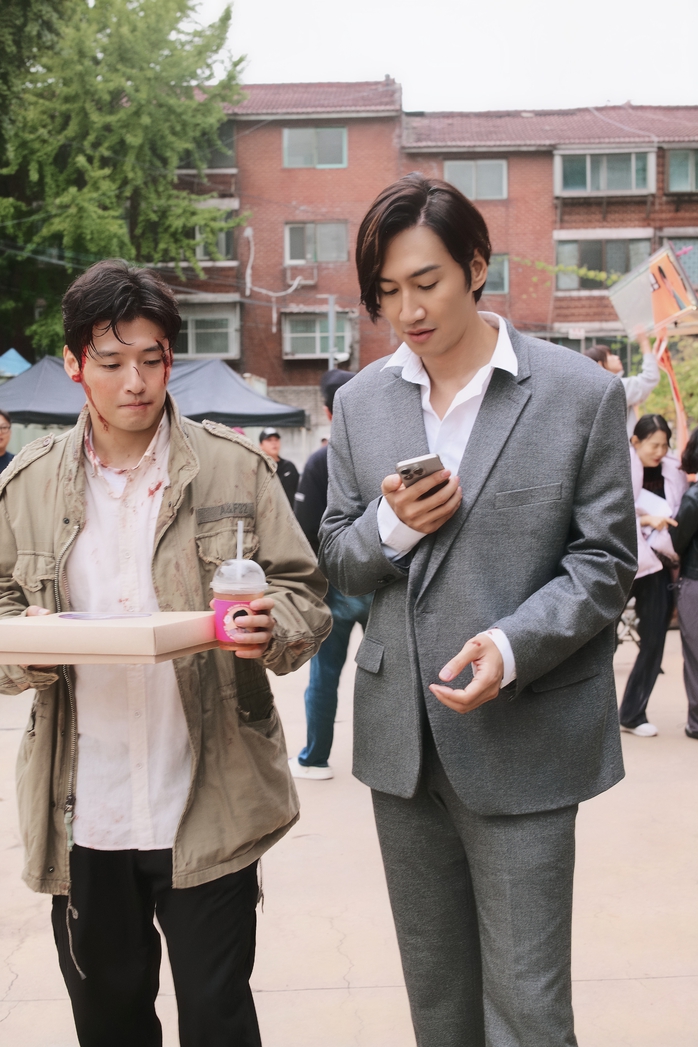 "Thị đế Beaksang" Kang Ha-neul so kè Lee Kwang-soo trong phim Việt - Hàn- Ảnh 2. "Thị đế Beaksang" Kang Ha-neul so kè Lee Kwang-soo trong phim Việt - Hàn- Ảnh 2.