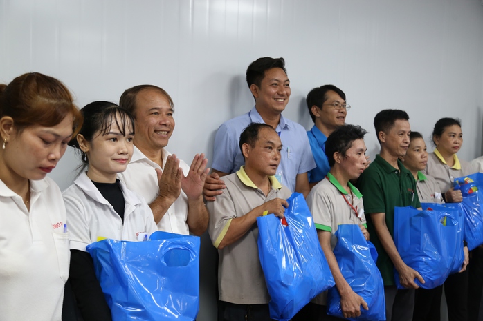 Chủ tịch một phường ở TP HCM thưởng thức "bữa cơm đặc biệt" với công nhân- Ảnh 8. Chủ tịch một phường ở TP HCM thưởng thức "bữa cơm đặc biệt" với công nhân- Ảnh 8.