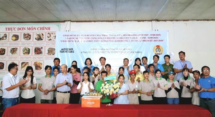 Chủ tịch một phường ở TP HCM thưởng thức "bữa cơm đặc biệt" với công nhân- Ảnh 9. Chủ tịch một phường ở TP HCM thưởng thức "bữa cơm đặc biệt" với công nhân- Ảnh 9.