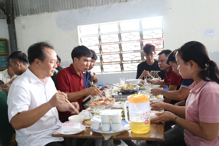 Chủ tịch một phường ở TP HCM thưởng thức "bữa cơm đặc biệt" với công nhân- Ảnh 1. Chủ tịch một phường ở TP HCM thưởng thức "bữa cơm đặc biệt" với công nhân- Ảnh 1.