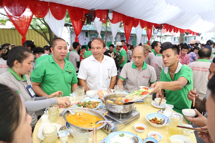 Chủ tịch một phường ở TP HCM thưởng thức "bữa cơm đặc biệt" với công nhân- Ảnh 3. Chủ tịch một phường ở TP HCM thưởng thức "bữa cơm đặc biệt" với công nhân- Ảnh 3.