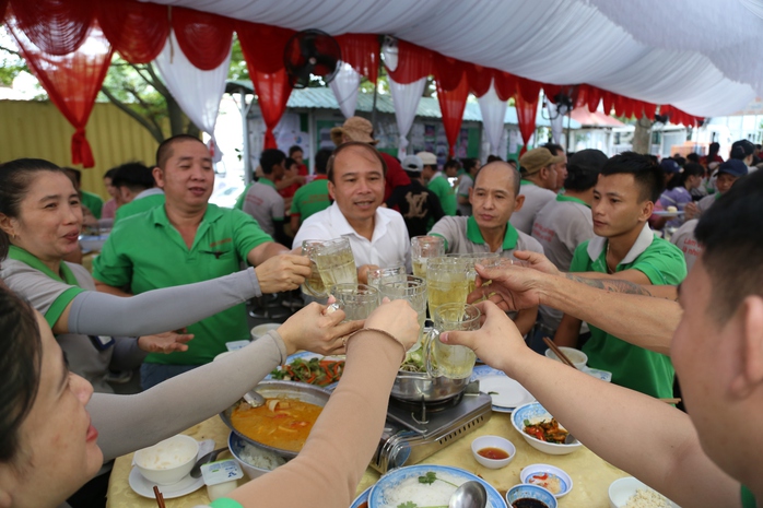 Chủ tịch một phường ở TP HCM thưởng thức "bữa cơm đặc biệt" với công nhân- Ảnh 2. Chủ tịch một phường ở TP HCM thưởng thức "bữa cơm đặc biệt" với công nhân- Ảnh 2.