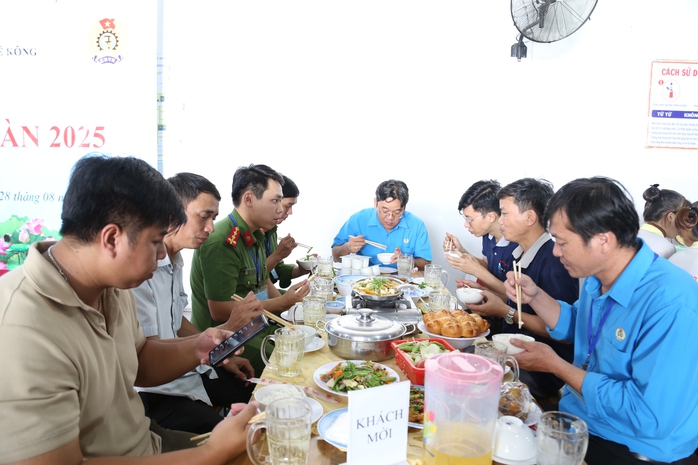 Chủ tịch một phường ở TP HCM thưởng thức "bữa cơm đặc biệt" với công nhân- Ảnh 5. Chủ tịch một phường ở TP HCM thưởng thức "bữa cơm đặc biệt" với công nhân- Ảnh 5.