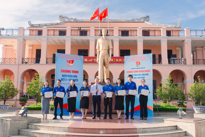 Tuyên dương 55 "Cán bộ, công chức, viên chức trẻ, giỏi, thân thiện" và 13 "Người thợ trẻ giỏi"- Ảnh 5. Tuyên dương 55 "Cán bộ, công chức, viên chức trẻ, giỏi, thân thiện" và 13 "Người thợ trẻ giỏi"- Ảnh 5.