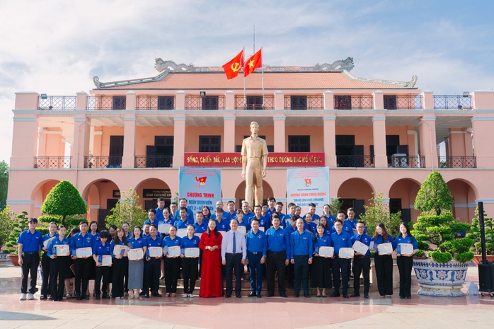 Tuyên dương 55 "Cán bộ, công chức, viên chức trẻ, giỏi, thân thiện" và 13 "Người thợ trẻ giỏi"- Ảnh 1. Tuyên dương 55 "Cán bộ, công chức, viên chức trẻ, giỏi, thân thiện" và 13 "Người thợ trẻ giỏi"- Ảnh 1.