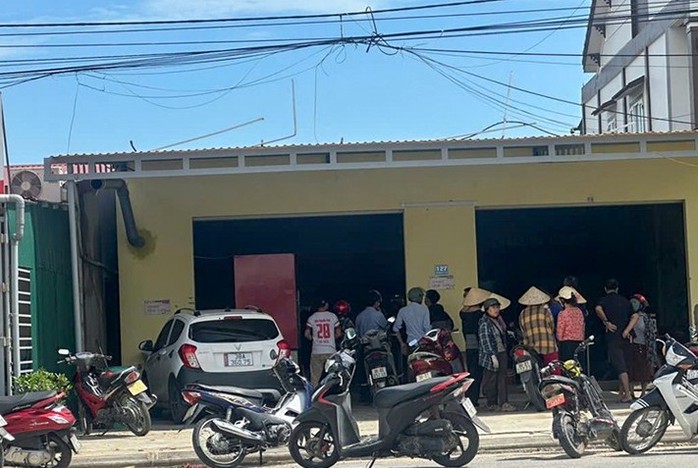 Phá cửa quán bánh canh thì phát hiện 2 vợ chồng tử vong, 2 con nguy kịch- Ảnh 1. Phá cửa quán bánh canh thì phát hiện 2 vợ chồng tử vong, 2 con nguy kịch- Ảnh 1.