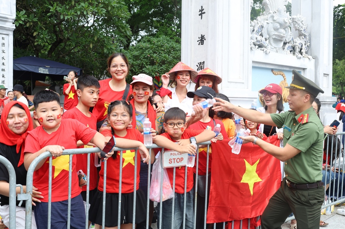 Hình ảnh tình quân dân trong lễ sơ duyệt diễu binh , diễu hành ở Hà Nội - Ảnh 11. Hình ảnh tình quân dân trong lễ sơ duyệt diễu binh , diễu hành ở Hà Nội - Ảnh 11.