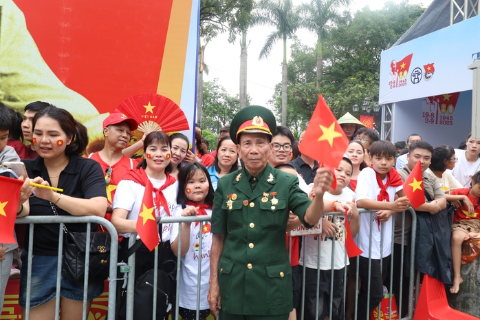 Hình ảnh tình quân dân trong lễ sơ duyệt diễu binh , diễu hành ở Hà Nội - Ảnh 7. Hình ảnh tình quân dân trong lễ sơ duyệt diễu binh , diễu hành ở Hà Nội - Ảnh 7.