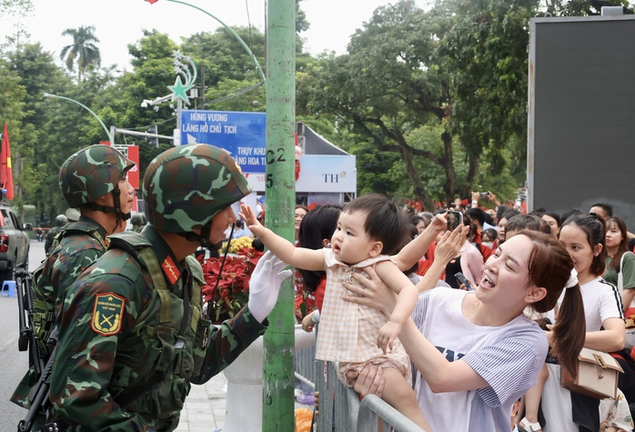 Hình ảnh tình quân dân trong lễ sơ duyệt diễu binh , diễu hành ở Hà Nội - Ảnh 3. Hình ảnh tình quân dân trong lễ sơ duyệt diễu binh , diễu hành ở Hà Nội - Ảnh 3.
