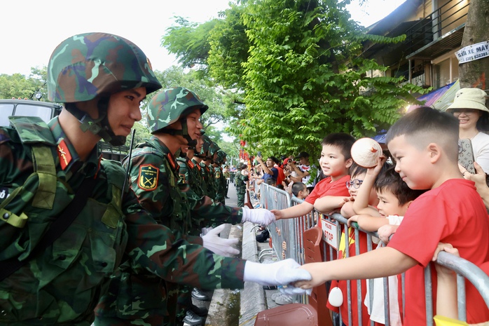 Hình ảnh tình quân dân trong lễ sơ duyệt diễu binh , diễu hành ở Hà Nội - Ảnh 5. Hình ảnh tình quân dân trong lễ sơ duyệt diễu binh , diễu hành ở Hà Nội - Ảnh 5.