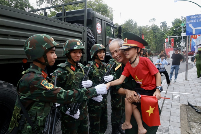 Hình ảnh tình quân dân trong lễ sơ duyệt diễu binh , diễu hành ở Hà Nội - Ảnh 6. Hình ảnh tình quân dân trong lễ sơ duyệt diễu binh , diễu hành ở Hà Nội - Ảnh 6.