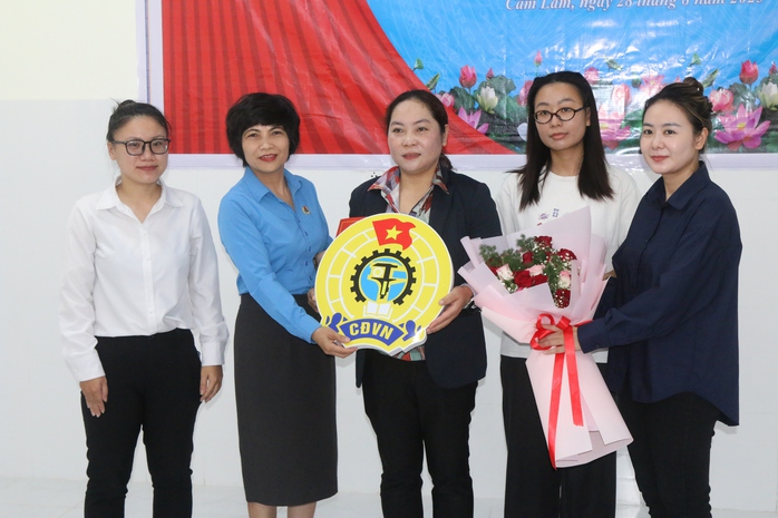 Ban Công đoàn Khu Công nghiệp Khánh Hòa tăng cường phát triển đoàn viên mới- Ảnh 1. Ban Công đoàn Khu Công nghiệp Khánh Hòa tăng cường phát triển đoàn viên mới- Ảnh 1.