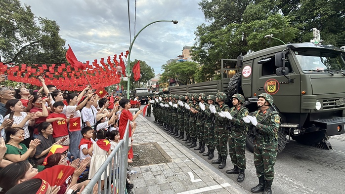 Hình ảnh tình quân dân trong lễ sơ duyệt diễu binh , diễu hành ở Hà Nội - Ảnh 1. Hình ảnh tình quân dân trong lễ sơ duyệt diễu binh , diễu hành ở Hà Nội - Ảnh 1.