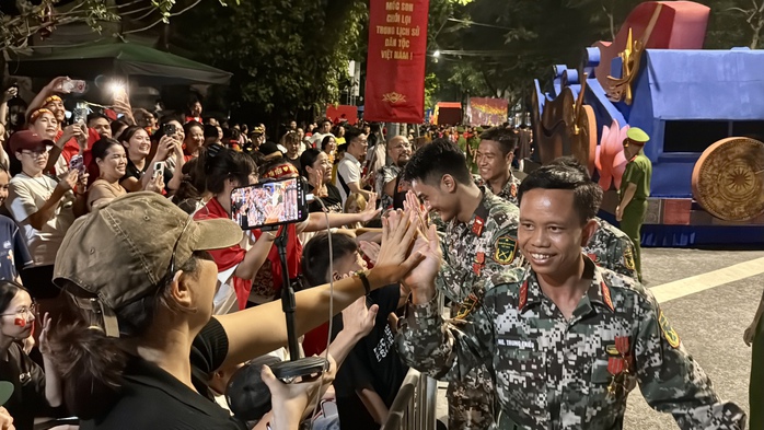 Hình ảnh tình quân dân trong lễ sơ duyệt diễu binh , diễu hành ở Hà Nội - Ảnh 8. Hình ảnh tình quân dân trong lễ sơ duyệt diễu binh , diễu hành ở Hà Nội - Ảnh 8.