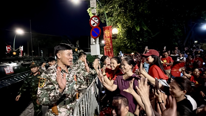 Hình ảnh tình quân dân trong lễ sơ duyệt diễu binh , diễu hành ở Hà Nội - Ảnh 9. Hình ảnh tình quân dân trong lễ sơ duyệt diễu binh , diễu hành ở Hà Nội - Ảnh 9.
