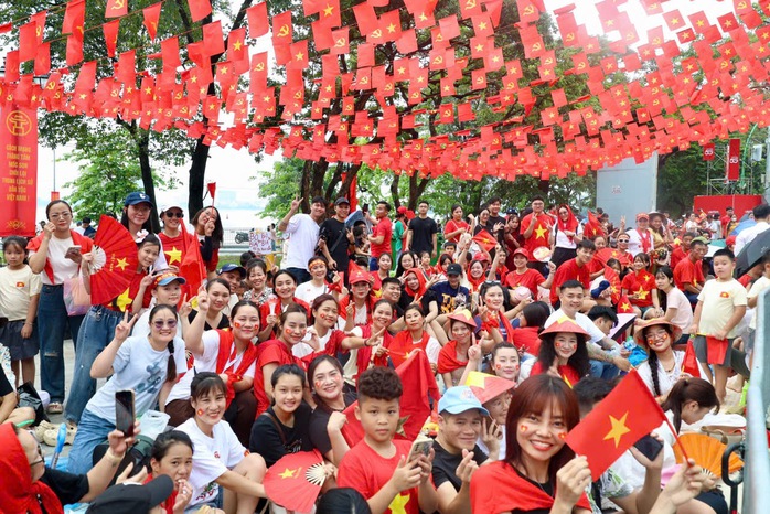 Hình ảnh tình quân dân trong lễ sơ duyệt diễu binh , diễu hành ở Hà Nội - Ảnh 2. Hình ảnh tình quân dân trong lễ sơ duyệt diễu binh , diễu hành ở Hà Nội - Ảnh 2.