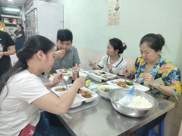 Hàng chục ngàn công nhân cùng thưởng thức bữa ăn ca đặc biệt- Ảnh 3. Hàng chục ngàn công nhân cùng thưởng thức bữa ăn ca đặc biệt- Ảnh 3.