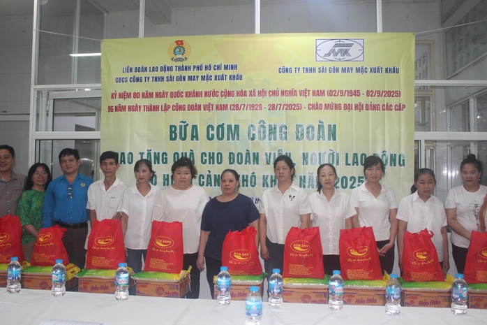 Hàng chục ngàn công nhân cùng thưởng thức bữa ăn ca đặc biệt- Ảnh 5. Hàng chục ngàn công nhân cùng thưởng thức bữa ăn ca đặc biệt- Ảnh 5.