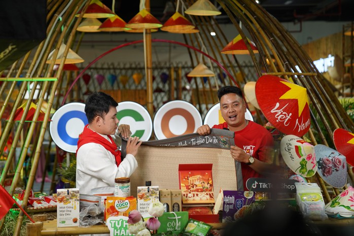 Sản phẩm yêu nước đắt hàng trên livestream, bán ra 50 ngàn đơn hàng- Ảnh 1. Sản phẩm yêu nước đắt hàng trên livestream, bán ra 50 ngàn đơn hàng- Ảnh 1.