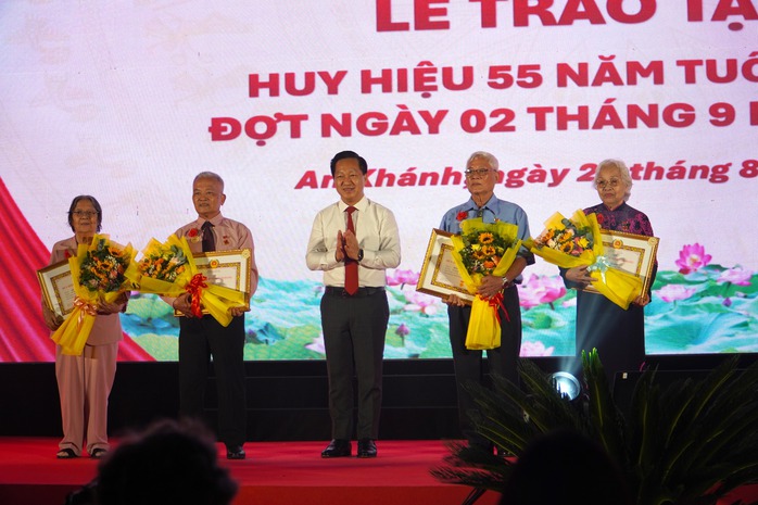 Chủ tịch HĐND TP HCM trao Huy hiệu Đảng tại phường An Khánh - Ảnh 3.