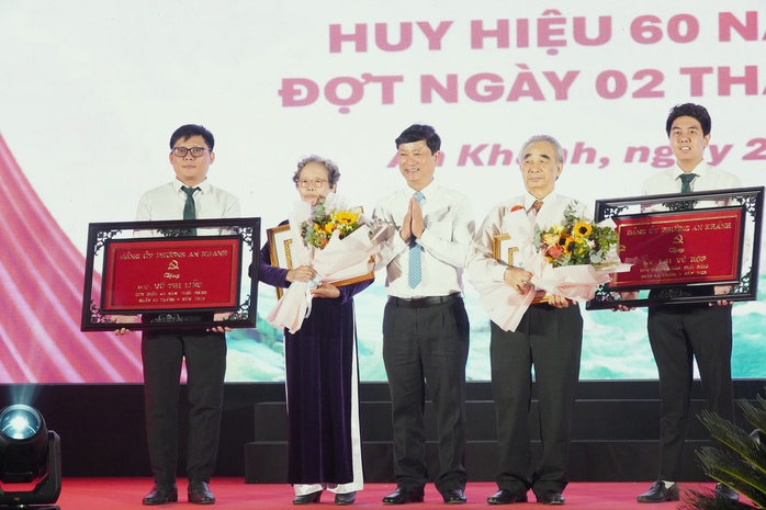 Chủ tịch HĐND TP HCM trao Huy hiệu Đảng tại phường An Khánh - Ảnh 2.