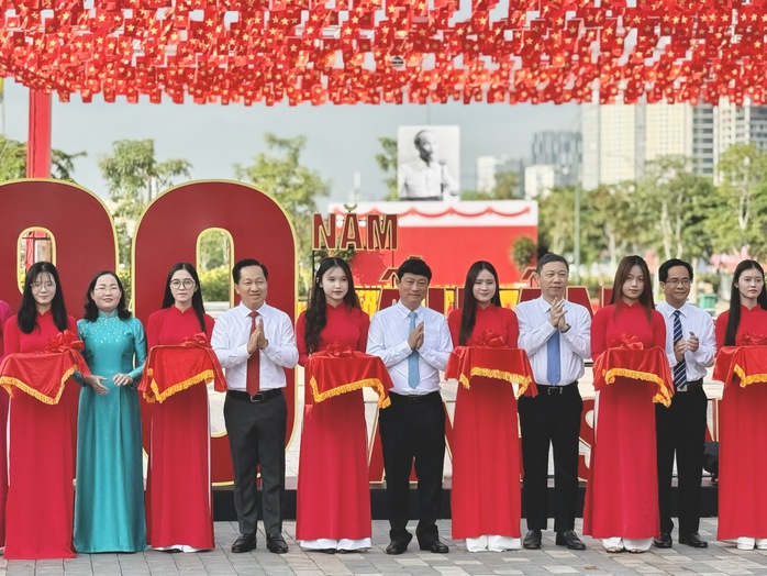 Chủ tịch HĐND TP HCM trao Huy hiệu Đảng tại phường An Khánh - Ảnh 1.