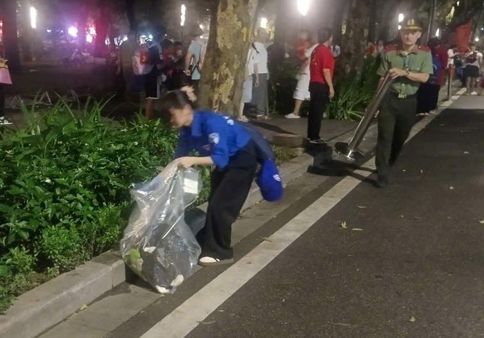 VIDEO: Những nữ sinh viên xinh xắn xuyên đêm don rác trong những ngày lễ A80- Ảnh 3. VIDEO: Những nữ sinh viên xinh xắn xuyên đêm don rác trong những ngày lễ A80- Ảnh 3.