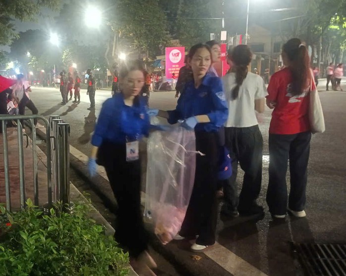 VIDEO: Những nữ sinh viên xinh xắn xuyên đêm don rác trong những ngày lễ A80- Ảnh 5. VIDEO: Những nữ sinh viên xinh xắn xuyên đêm don rác trong những ngày lễ A80- Ảnh 5.