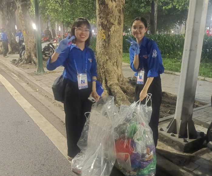 VIDEO: Những nữ sinh viên xinh xắn xuyên đêm don rác trong những ngày lễ A80- Ảnh 2. VIDEO: Những nữ sinh viên xinh xắn xuyên đêm don rác trong những ngày lễ A80- Ảnh 2.
