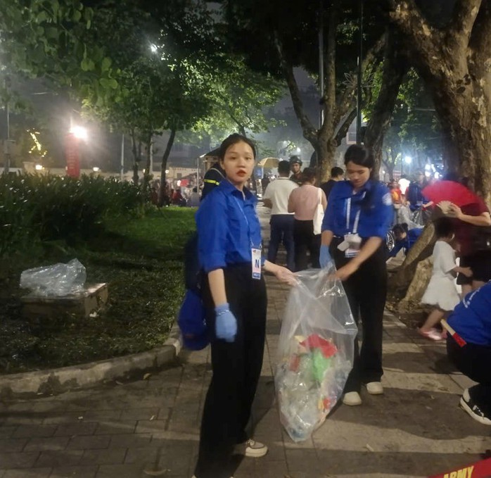VIDEO: Những nữ sinh viên xinh xắn xuyên đêm don rác trong những ngày lễ A80- Ảnh 4. VIDEO: Những nữ sinh viên xinh xắn xuyên đêm don rác trong những ngày lễ A80- Ảnh 4.